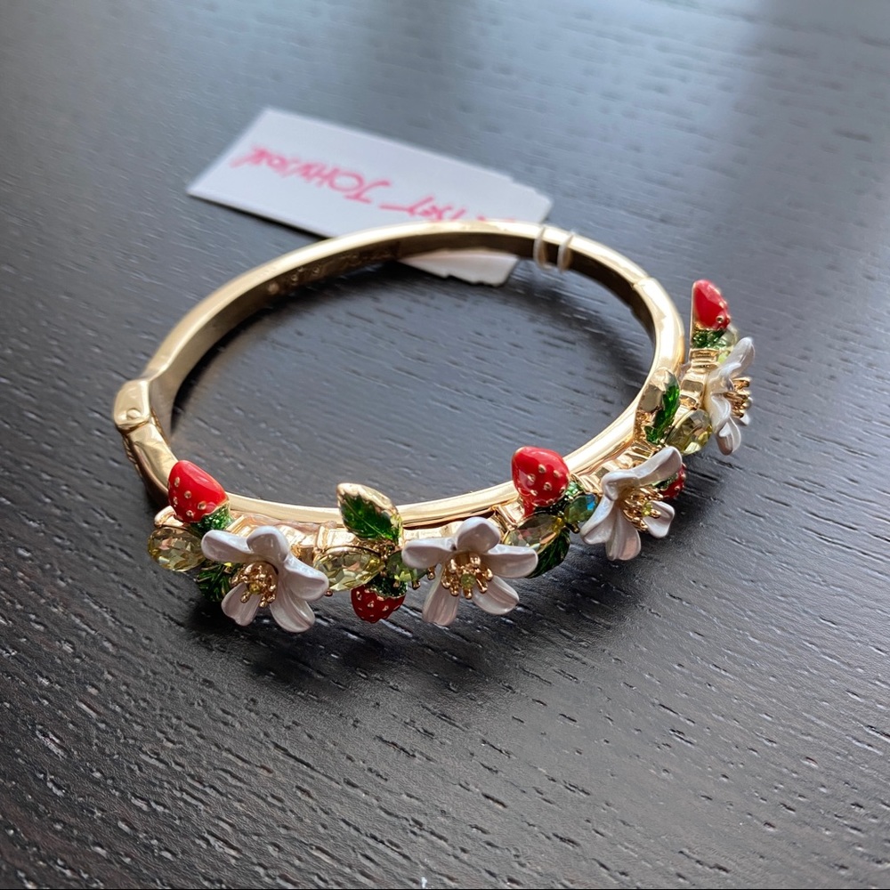 🌱 Betsey Johnson Strawberry Bangle Bracelet - Picture 4 of 12